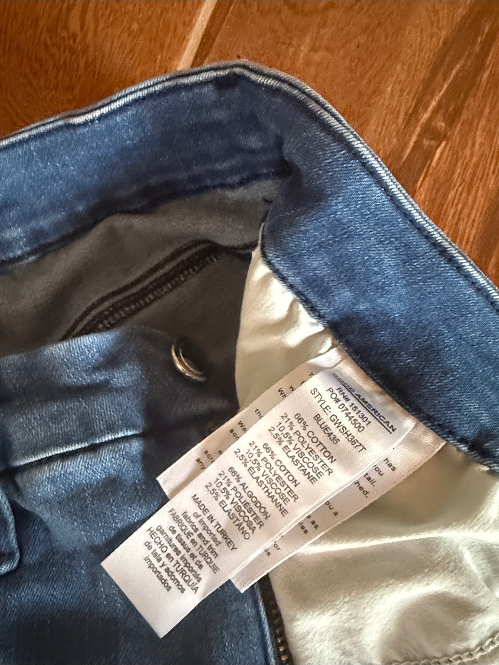 Good American Skinny Ankle Jeans in Faded Blue Wash - Picture 3 of 4